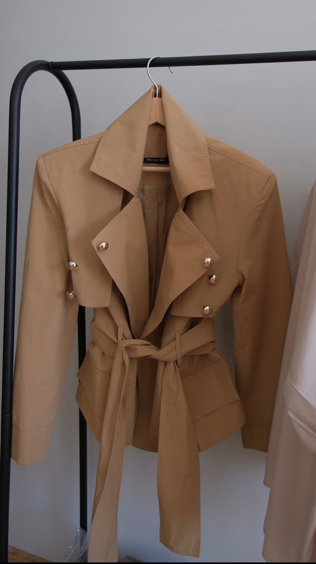 Sezonun Trend Parçası: Vatkalı Kısa Trençkot