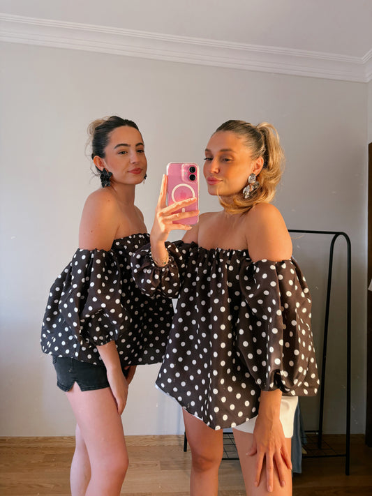 Puantiyeli omzu açık siyah üst